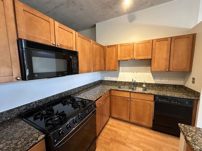 Building Photo - 1 bedroom in Chicago IL 60610