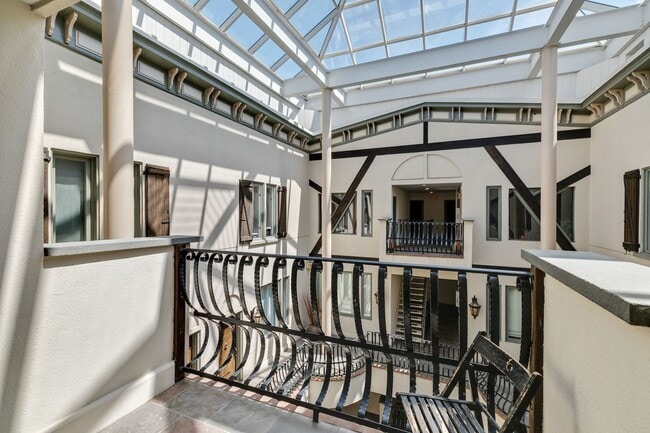 Building Photo - Beautiful Bi-level Condo For Rent In Fairmount With Parking!