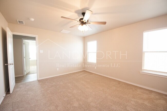 Building Photo - 3/2/2 Beautiful Townhome