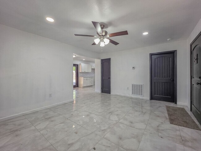 Building Photo - Charming 3-Bed, 2.5-Bath Home in Bethany w...