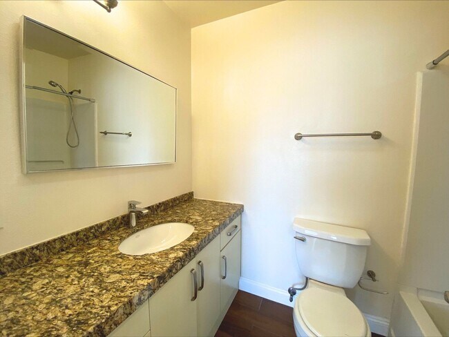 Building Photo - Luxury Spacious 2BD Apartment Home! AC! Wa...
