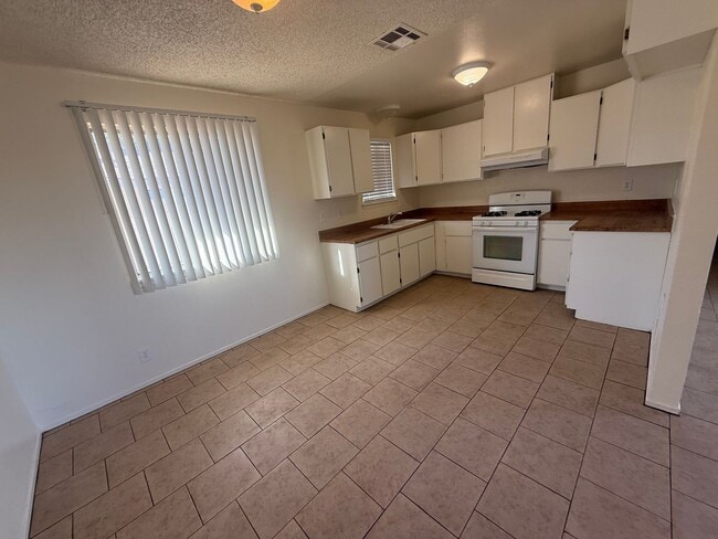 Building Photo - Hesperia Duplex-Spacious 2 Bedrooms, 1 Bat...