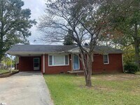 Building Photo - 204 Oakwood Dr