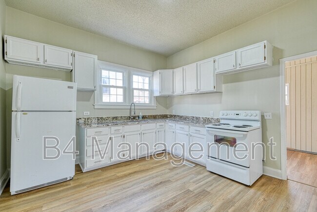 Building Photo - 555 W Peachtree St