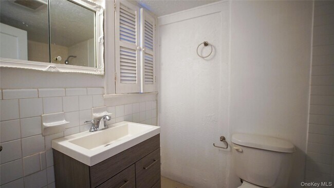 Building Photo - 27 Lawrence Ave