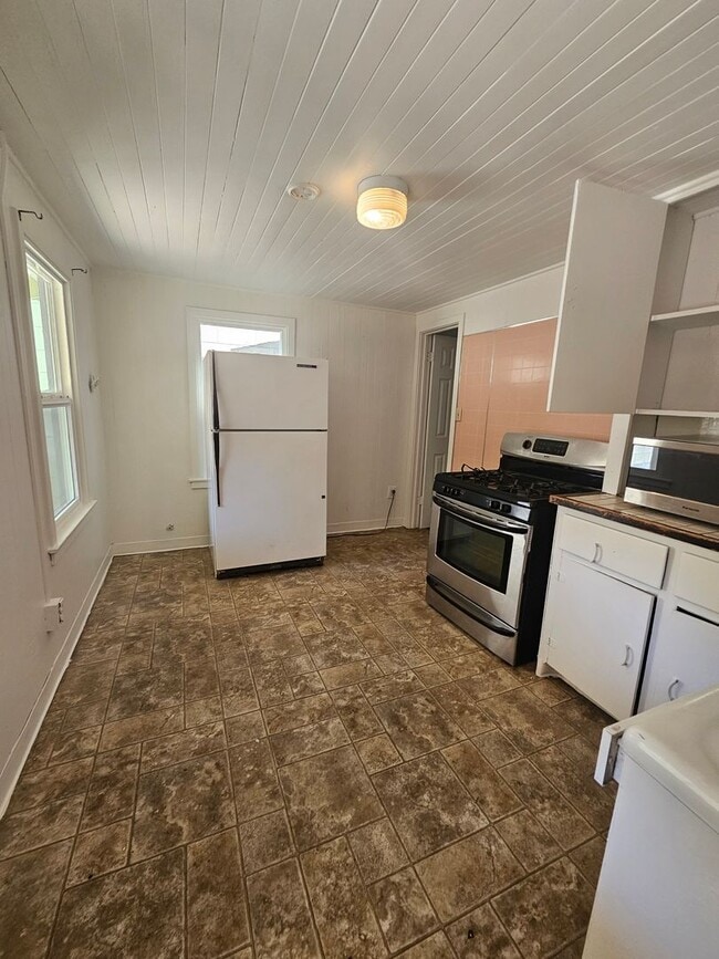 Building Photo - 658 Washington Ave