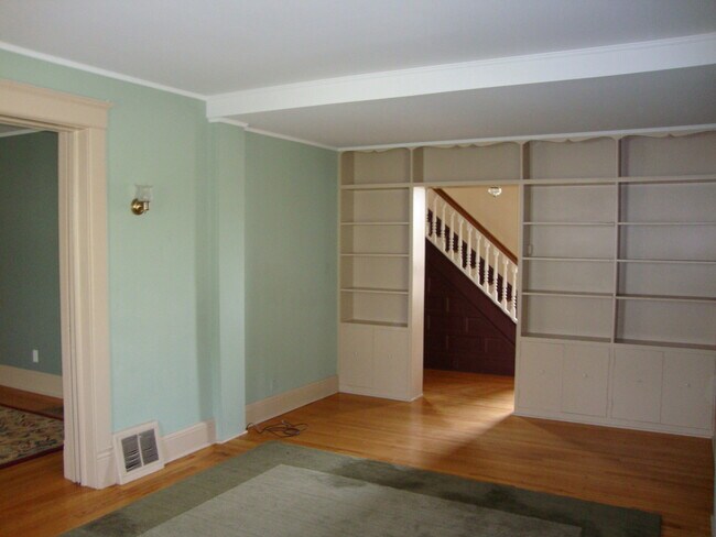 Building Photo - Walking Distance to St. Mary's Hospital and Downtown Rochester