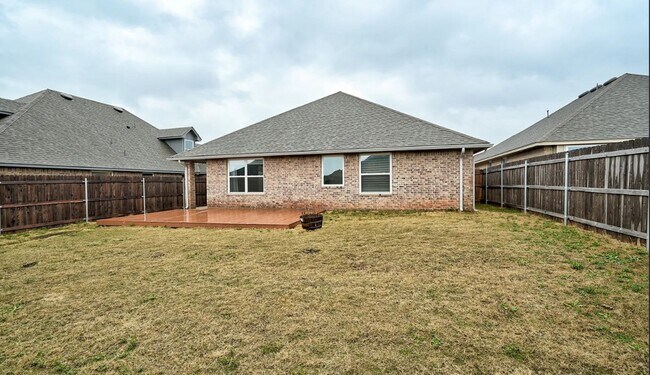 Building Photo - 4 Bedroom 2 Bathroom home with all appliances included