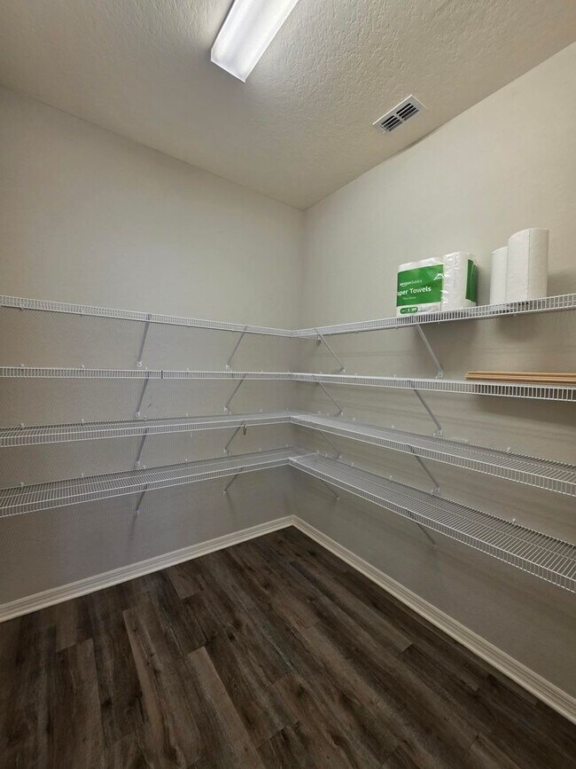 Building Photo - 4-Bedroom, 2.5-Bathroom in Lakeland