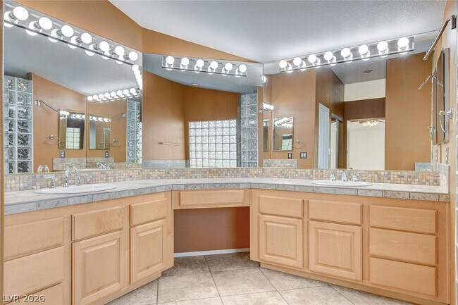 Building Photo - 8401 Desert Quail Dr