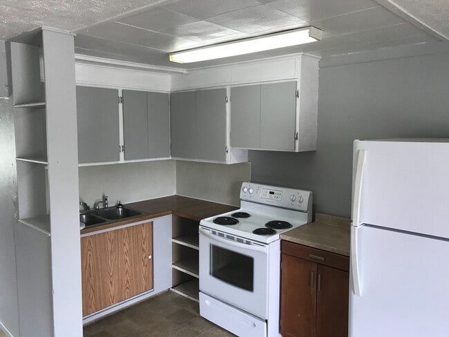 Building Photo - 220 Doty St