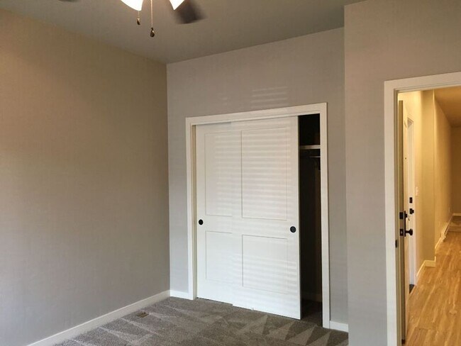 Building Photo - 502 SW Evergreen Ave