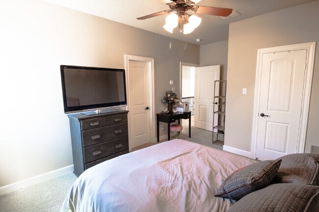 Building Photo - Luxury Living in Preston Manor