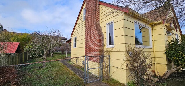 Building Photo - Two-Story Manette Home