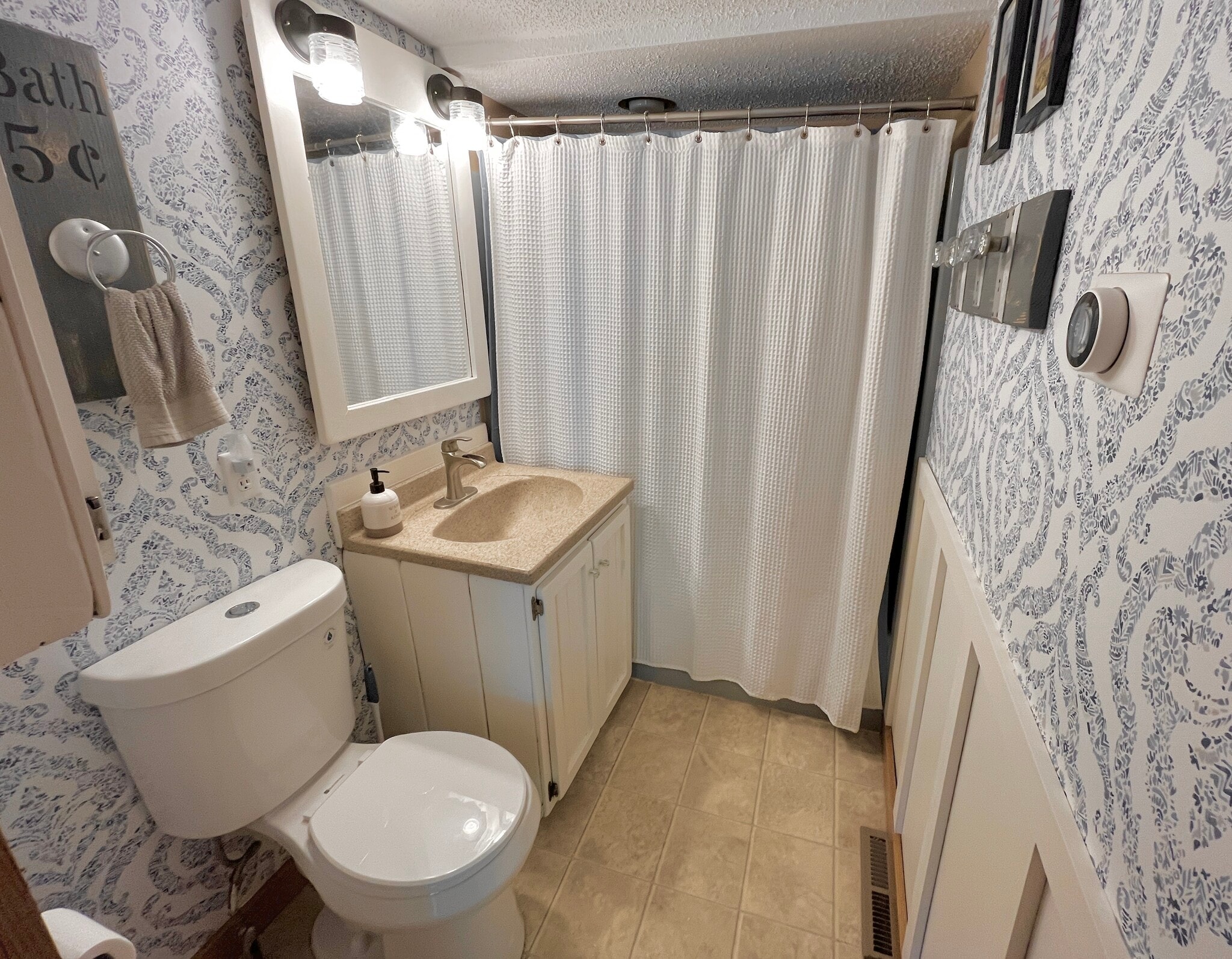Full bathroom - 6023 Barnhart Rd