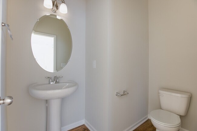 Building Photo - Gorgeous End-Unit Townhome with Spacious Layout!