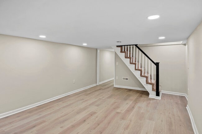 Building Photo - 139 N Lakewood Ave