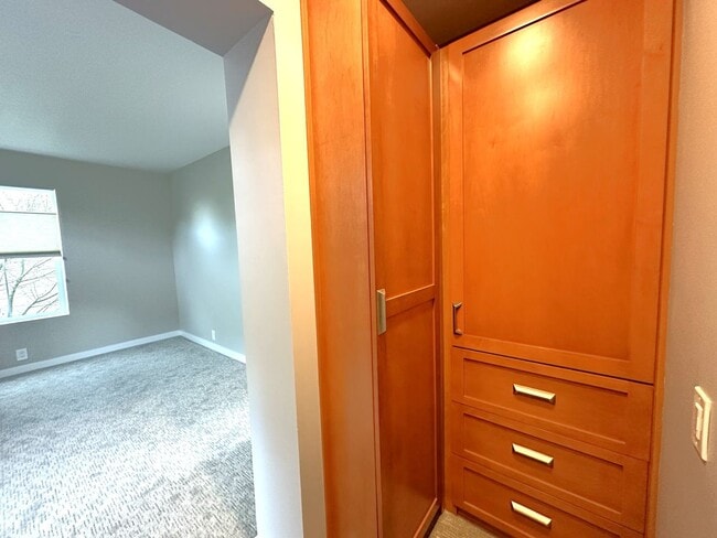 Building Photo - EPIC REA: Bright 1bd/1ba Condo with Washer/Dryer in unit and Parking!