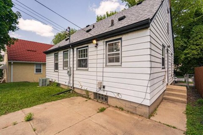 Building Photo - Charming 4bd. Tons of storage and 2 car garage!
