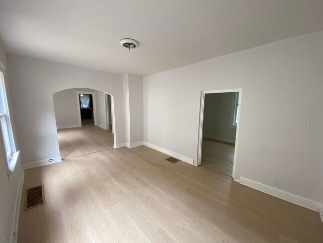 Building Photo - Beautiful Large 3 Bedroom Home West Cleveland
