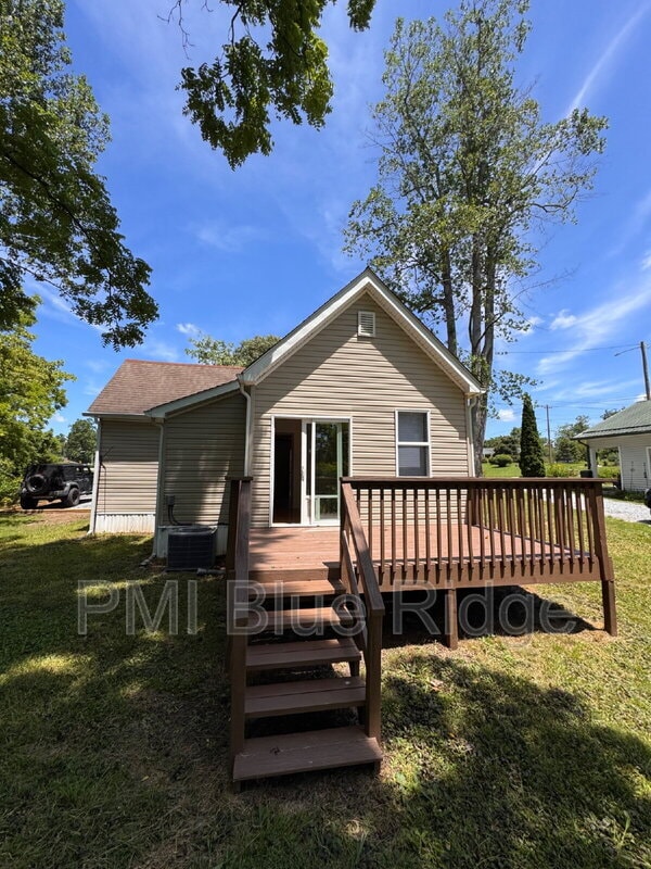Building Photo - 922 1st Ave W