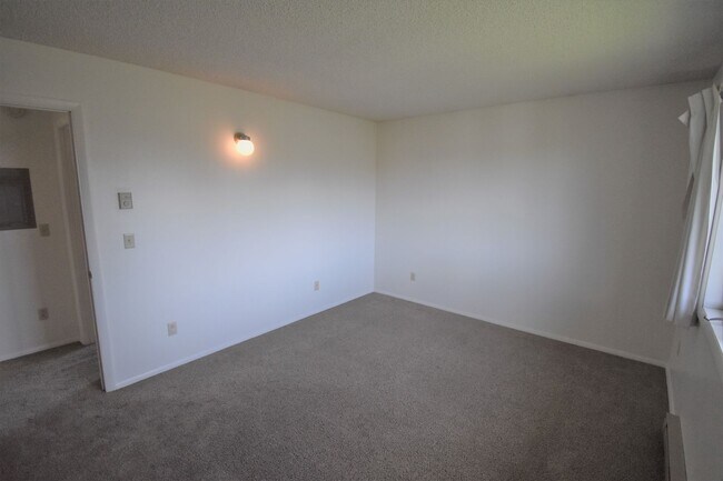Building Photo - Top floor apartment! Close to MSU and down...
