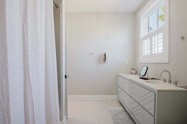 Building Photo - Stunning Custom Home in Palmetto Bluff