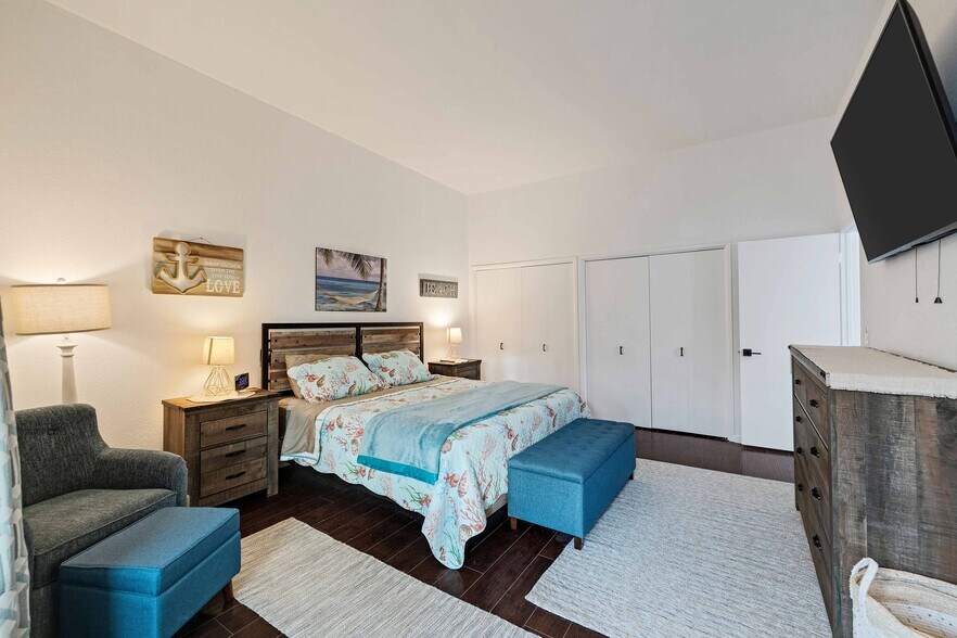 Building Photo - 255 Valley Dr