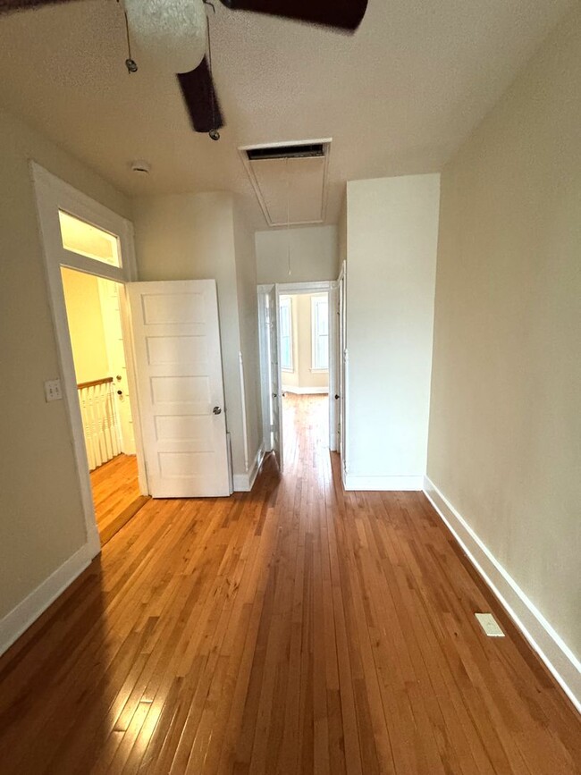 Building Photo - Centrally Located 2 BR Townhouse with Den/...