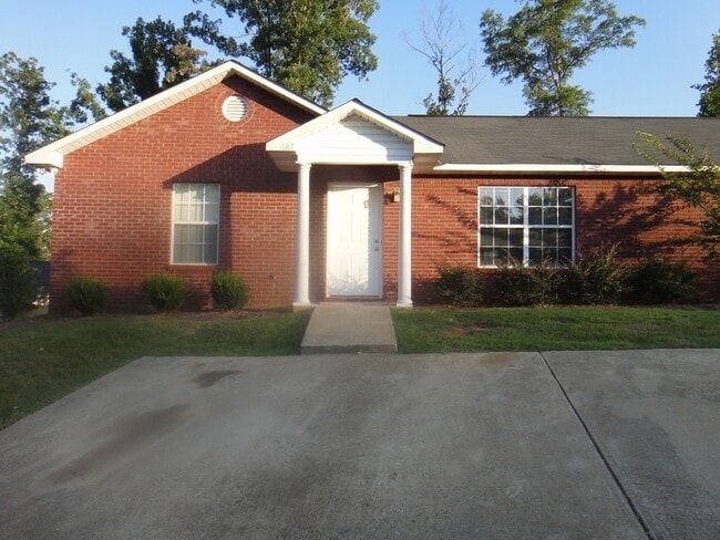 Building Photo - Great Location 3bed/3bath Duplex in Longleaf for August!