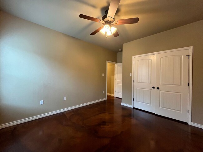 Building Photo - 3 Bedroom Single Family Home