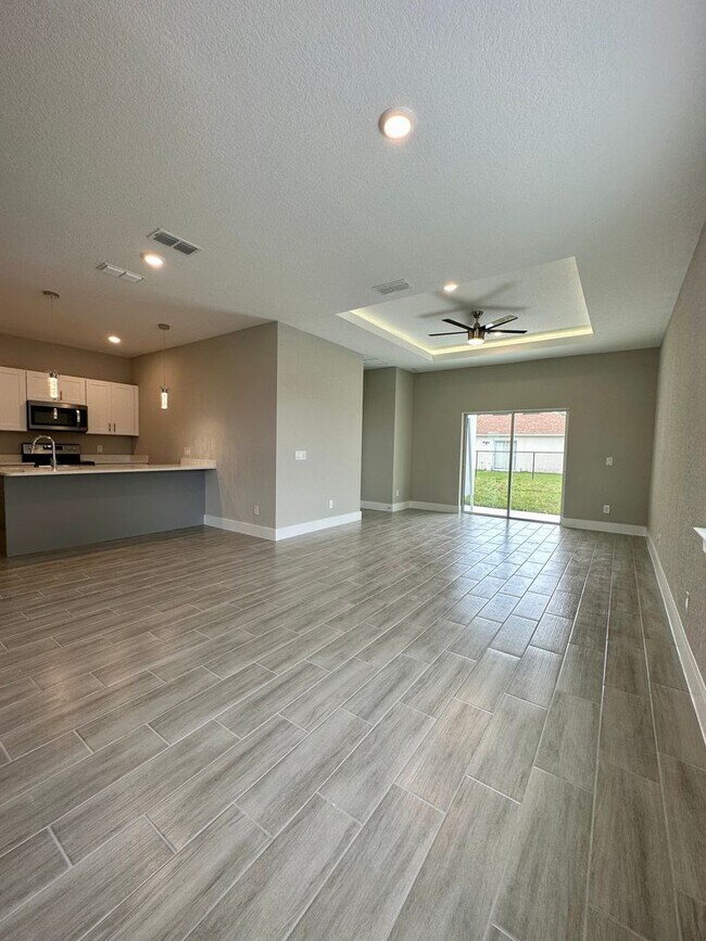 Building Photo - Brand New Modern Duplex !