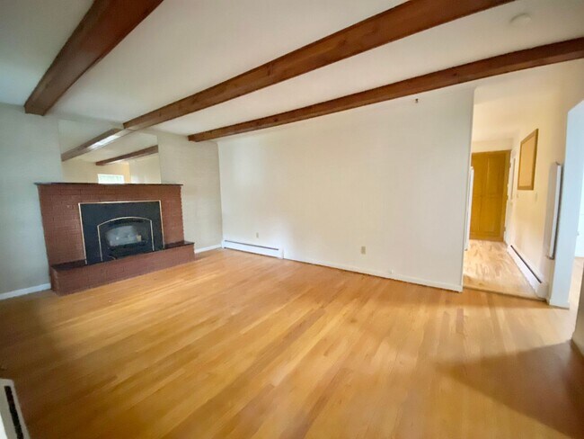 Building Photo - 4 Bedroom Home in Burlington VT Available 2/1/26!
