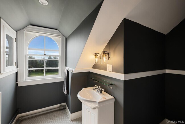 Building Photo - 94 Quogue St