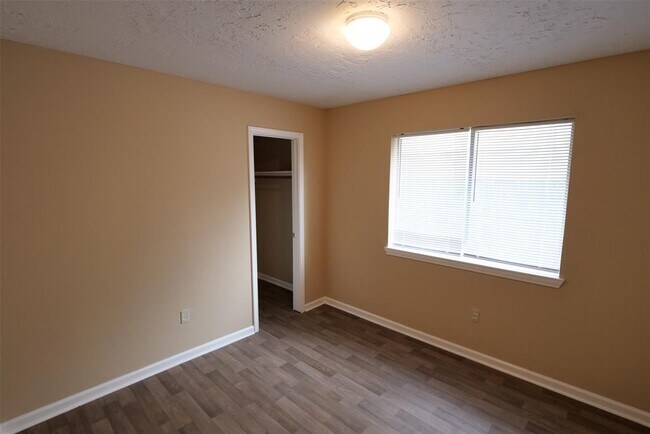 Building Photo - 22015 Kenlake Dr