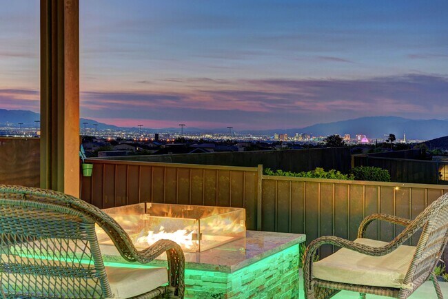 Building Photo - 180 Degree elevated views from a quiet str...
