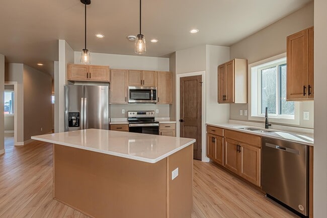 Building Photo - 5846 James Dr W