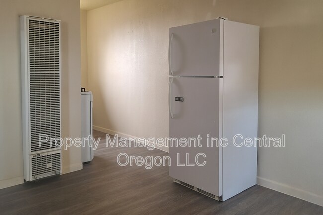 Building Photo - 1707 N Highway 26