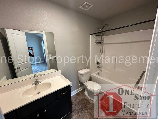 Building Photo - Gorgeous 3-Bed, 2.5-Bath Townhome in Raymore!