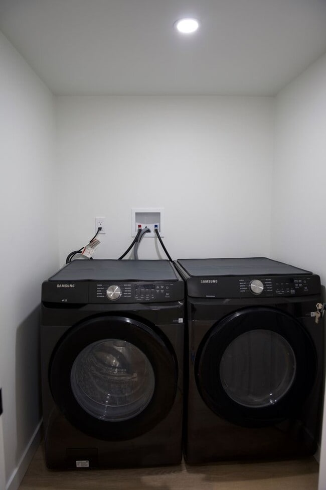 Building Photo - 1bd/1ba Seattle Triplex