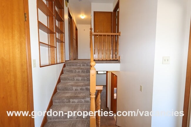 Building Photo - SE Molt St - Milwaukie mid-century split l...
