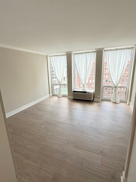 Building Photo - 111 E Chestnut St