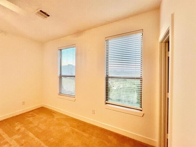 Building Photo - 393 N Centro Cir