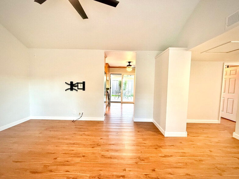 Building Photo - 1582 Calle Enrique