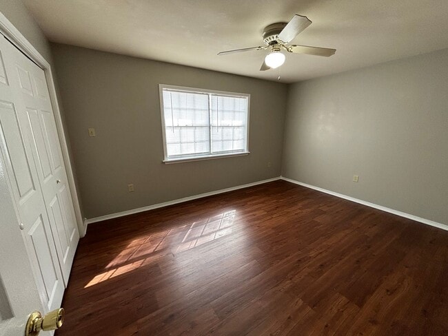 Building Photo - E 11th St