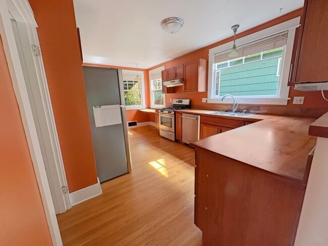 Building Photo - 4 bed 2 bath NE Portland home