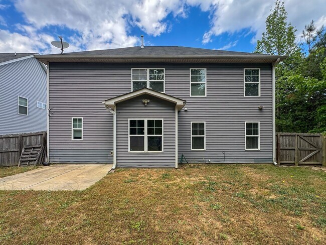 Building Photo - Spacious 4 Bed 2.5 Bath Fayetteville Home