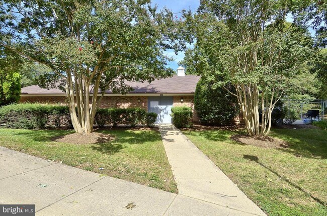 Building Photo - 10641 John Ayres Dr