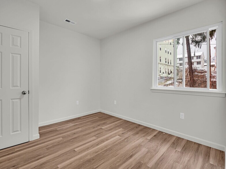 Building Photo - 12 Alpine St