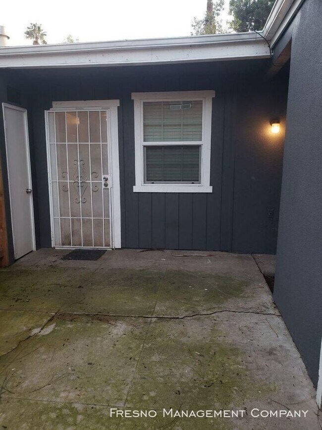 Building Photo - 2562 N Maroa Ave